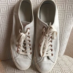 NEAR PERFECT leather converse